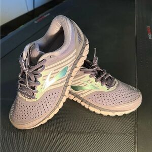 Brooks Women's 8.5 Wide Gray/Metallic Green Shoes with green Iridescent Accents